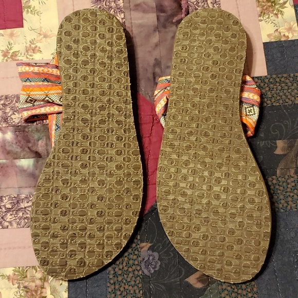 Sanuk Sandals - Picture 4 of 5